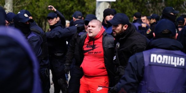 В Одессе нацисты попытались атаковать участников празднования Дня освобождения города