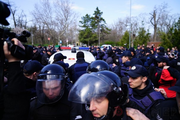 В Одессе нацисты попытались атаковать участников празднования Дня освобождения города В Одессе нацисты попытались атаковать участников празднования Дня освобождения города