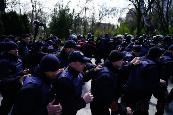 В Одессе нацисты попытались атаковать участников празднования Дня освобождения города В Одессе нацисты попытались атаковать участников празднования Дня освобождения города