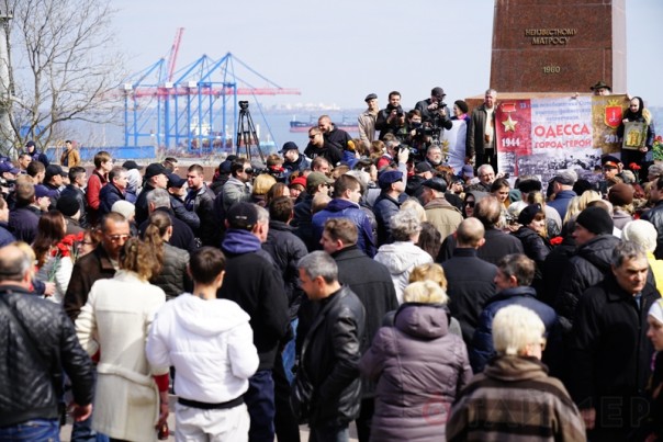 В Одессе нацисты попытались атаковать участников празднования Дня освобождения города В Одессе нацисты попытались атаковать участников празднования Дня освобождения города