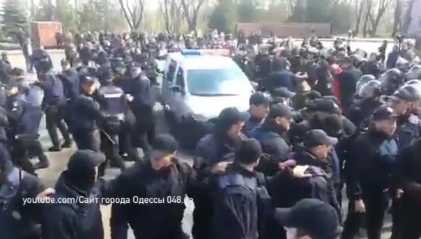 В Одессе в День освобождения от фашистов националисты устроили драку