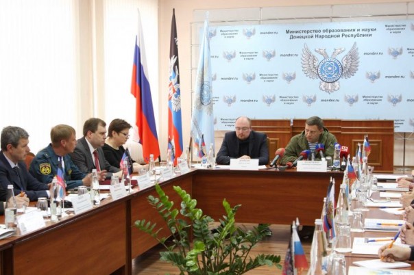 В ДНР прошёл круглый стол на тему: "Гуманитарная программа по воссоединению народа Донбасса"