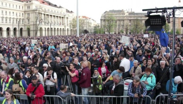 Сохранить влияние: Сорос выгоняет сторонников на улицы Венгрии
