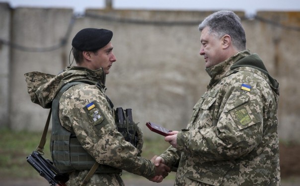 Петя-кровавый на Луганщине наградил укрофашистов ударников обстрелов Донбасса и пообещал повысить им зарплату Петя-кровавый на Луганщине наградил укрофашистов ударников обстрелов Донбасса и пообещал повысить им зарплату