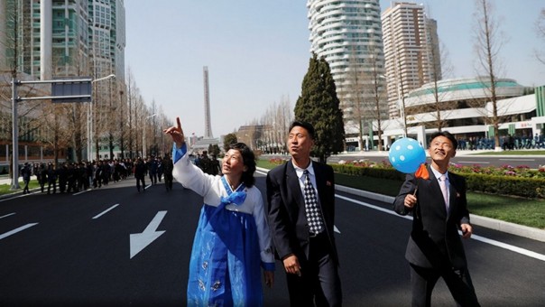 Корейское чудо: Ким Чен Ын открыл в Пхеньяне «образцовую улицу» Корейское чудо: Ким Чен Ын открыл в Пхеньяне «образцовую улицу»