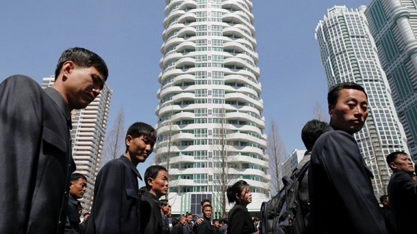 Корейское чудо: Ким Чен Ын открыл в Пхеньяне «образцовую улицу» Корейское чудо: Ким Чен Ын открыл в Пхеньяне «образцовую улицу»