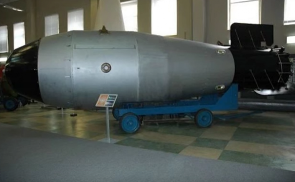 США опубликовали видео испытания «матери всех бомб» по тоннелям, построенным самими США США опубликовали видео испытания «матери всех бомб» по тоннелям, построенным самими США