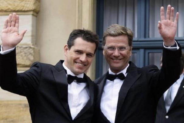 Как геи-политики рулят Западом