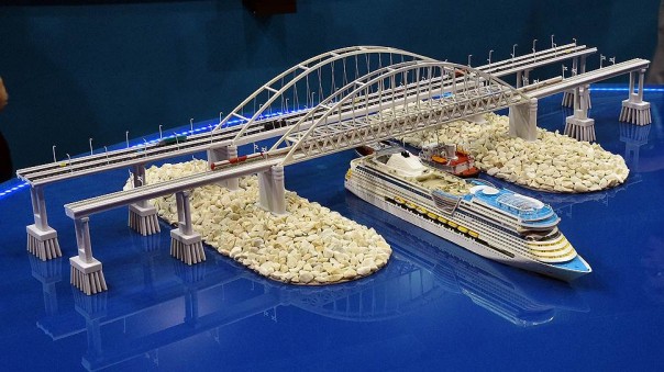 Керченский мост строят всей Россией