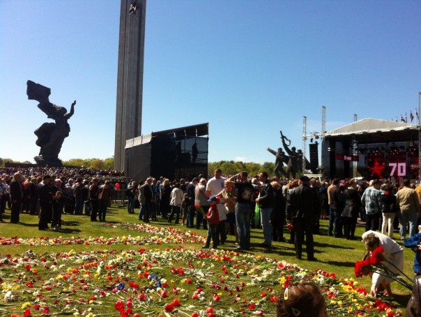 День Победы близко-близко и Прибалтика боится…