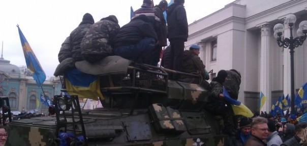 В Раде предлагают тотальную милитаризацию общества и право украинцам держать дома танки