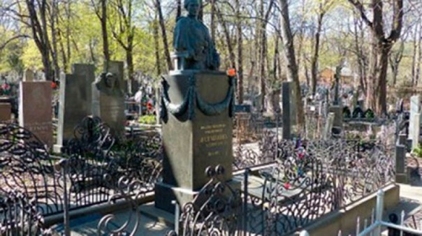 Европейские хроники: в Киеве обокрали могилу Леси Украины Европейские хроники: в Киеве обокрали могилу Леси Украины