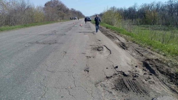 На Луганщине перевернулся микроавтобус: девять пострадавших На Луганщине перевернулся микроавтобус: девять пострадавших