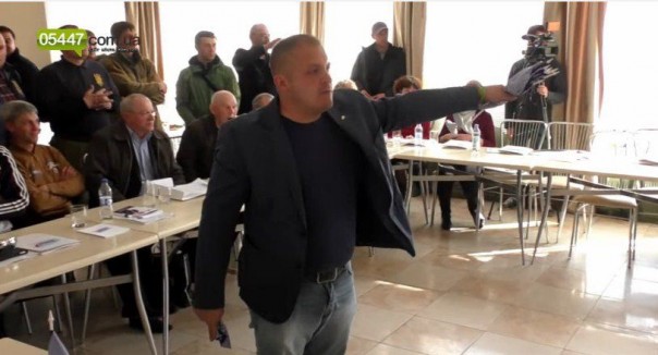 Мэр Конотопа с криками "Сепаров геть" сорвал обсуждение минских соглашений