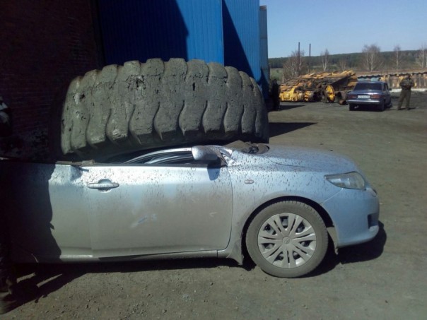 В Киселёвске колесо от БелАЗа упало на «легковушку» и раздавило её