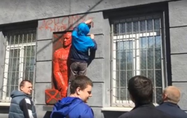 В Одессе укроподонки залили красной краской мемориальную доску маршалу Жукову
