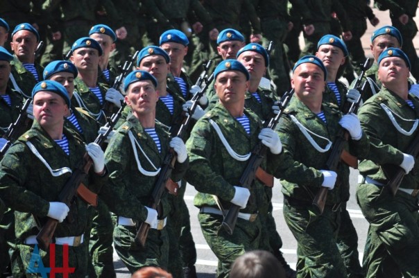 Более тысячи силовиков ДНР приняли участие в репетиции парада Победы в центре Донецка Более тысячи силовиков ДНР приняли участие в репетиции парада Победы в центре Донецка