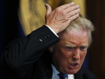 Видео: Трамп оконфузился на церемонии в Белом доме