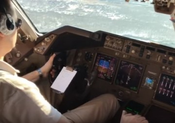 Пилот «Боинга» заснял посадку в «Толмачёво» во время шторма