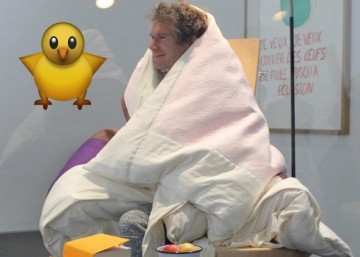 Художник-акционист из Франции высидел яйцо