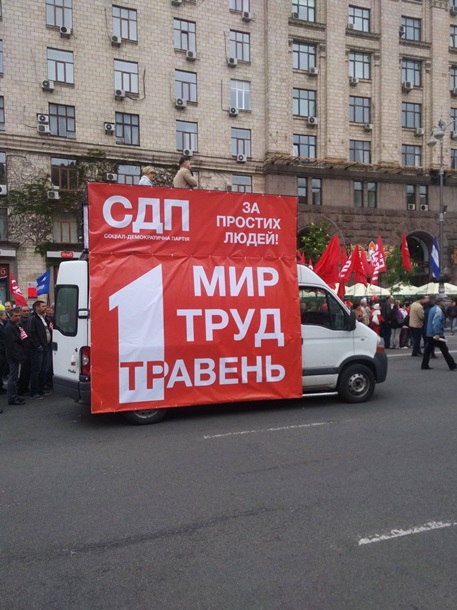 На первомае в Харькове скакун порвал плакат участника марша, за что получил от того по голове На первомае в Харькове скакун порвал плакат участника марша, за что получил от того по голове