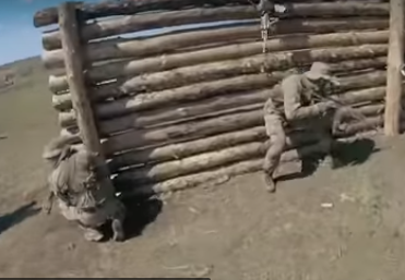 В сети опубликовали видео учений украинских разведчиков на Донбассе.