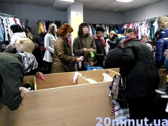 На западной Украине день нового завоза в секонд-хенд стал праздником 