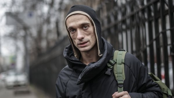 Прибивавший гениталии Павленский получил политубежище во Франции