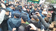 Бей фашистов! — В Киеве у Вечного огня произошла потасовка | Киев. День Победы. Ст.метро "Арсенальная" и Парк Славы.
