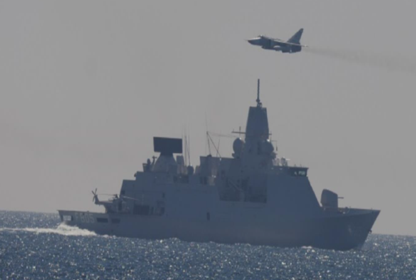 Российские Су-24 трижды облетели фрегат НАТО на Балтийском море (Видео)