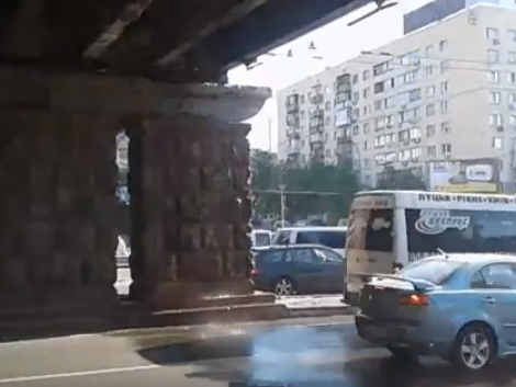 Страна уставших мостов: в Киеве замироточил Воздухофлотский, в Харьковской области обрушился через Северский Донец