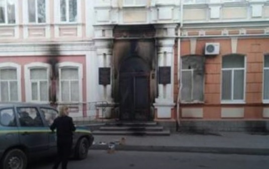 Горсовет Мелитополя забросали коктейлями Молотова