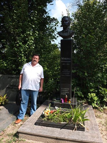 В Киеве снесли бюст видного идеолога украинского национализма В Киеве снесли бюст видного идеолога украинского национализма