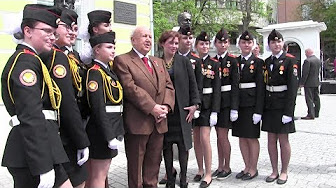 Великие люди России встали в ряд: «Аллея Правителей» с 33 бюстами открылась в Москве