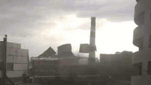 Очевидцы поделились кадрами разбушевавшейся стихии. Жертвами разрушительного урагана в Москве стали одиннадцать человек