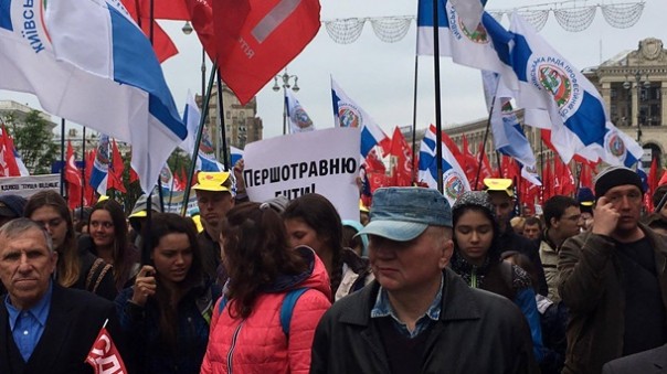 На первомае в Харькове скакун порвал плакат участника марша, за что получил от того по голове На первомае в Харькове скакун порвал плакат участника марша, за что получил от того по голове