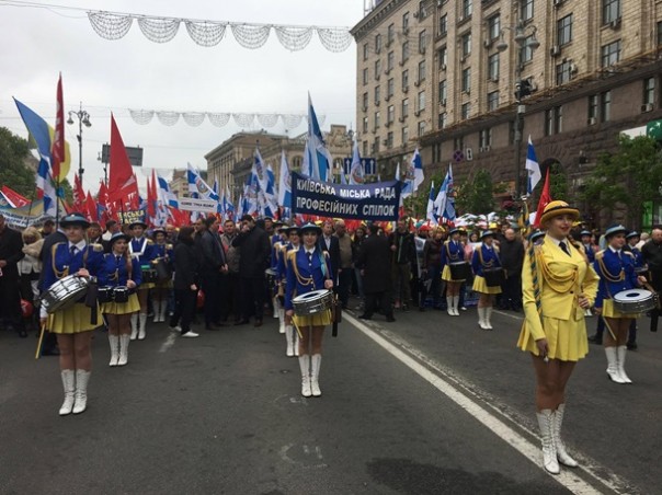 На первомае в Харькове скакун порвал плакат участника марша, за что получил от того по голове На первомае в Харькове скакун порвал плакат участника марша, за что получил от того по голове