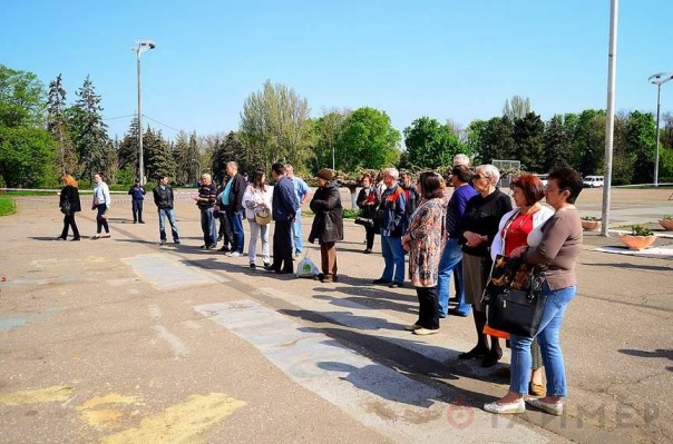 Несмотря на полицейское оцепление, одесситы с утра несут цветы к Дому профсоюзов