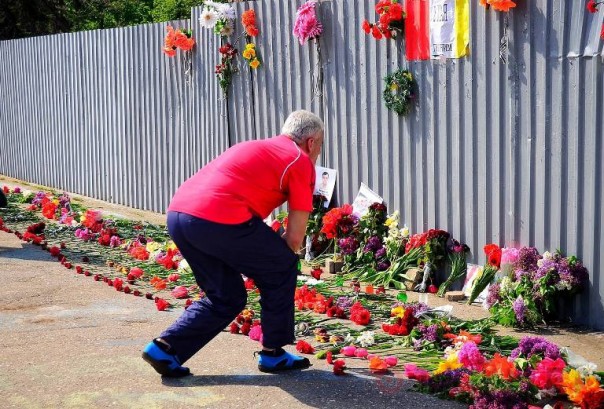 Несмотря на полицейское оцепление, одесситы с утра несут цветы к Дому профсоюзов