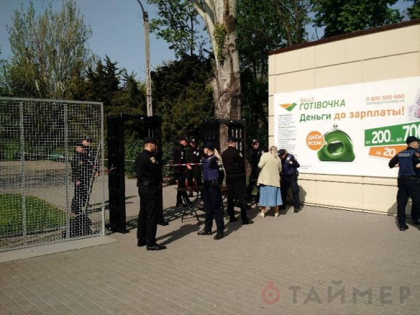 Несмотря на полицейское оцепление, одесситы с утра несут цветы к Дому профсоюзов