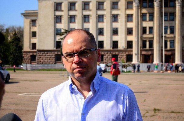 Несмотря на полицейское оцепление, одесситы с утра несут цветы к Дому профсоюзов