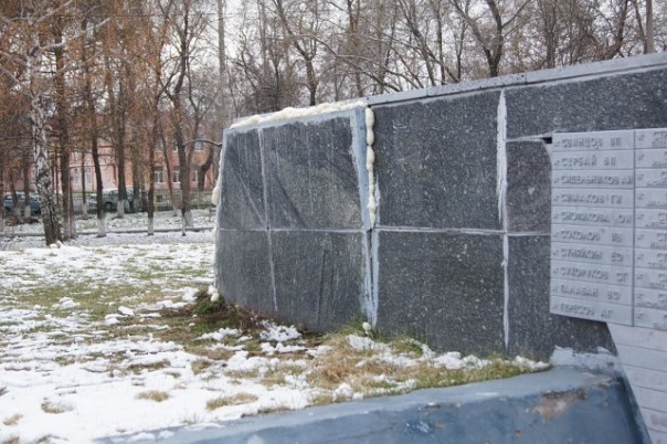 "Хорошо же держит". Чиновники отремонтировали мемориал ВОВ монтажной пеной "Хорошо же держит". Чиновники отремонтировали мемориал ВОВ монтажной пеной