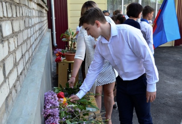 Сводка от НМ ЛНР 4 мая 2017. Жители Георгиевки открыли памятные доски учителям, погибшим в результате агрессии Киева Сводка от НМ ЛНР 4 мая 2017. Жители Георгиевки открыли памятные доски учителям, погибшим в результате агрессии Киева