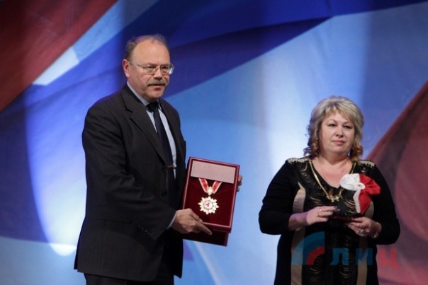 Сводка от НМ ЛНР 4 мая 2017. Жители Георгиевки открыли памятные доски учителям, погибшим в результате агрессии Киева Сводка от НМ ЛНР 4 мая 2017. Жители Георгиевки открыли памятные доски учителям, погибшим в результате агрессии Киева