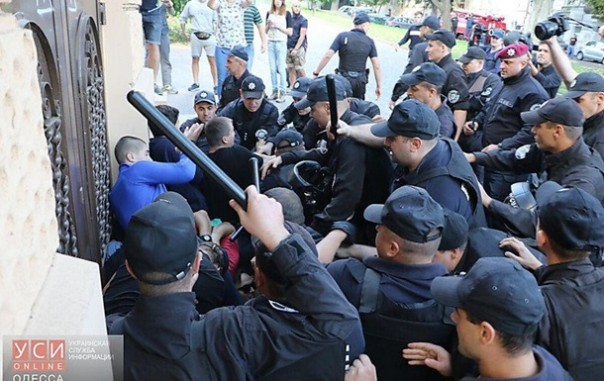 Советник главы одесской полиции посетовал: 9 мая «будет сложнее», чем 1-го и 2-го, и уже начал запугивать горожан