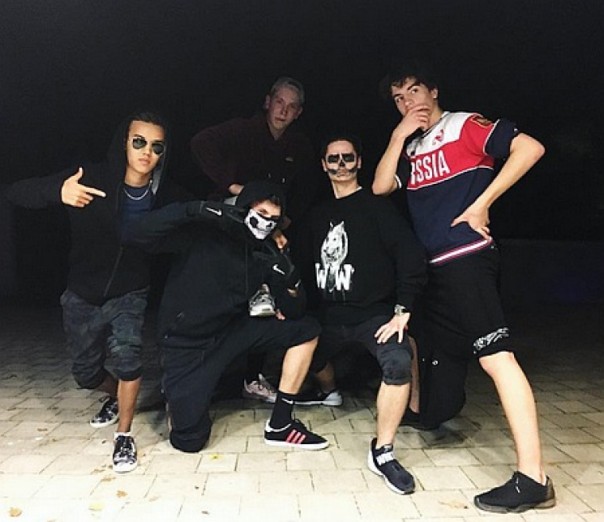 Сына Порошенко засняли в футболке с надписью "Россия"