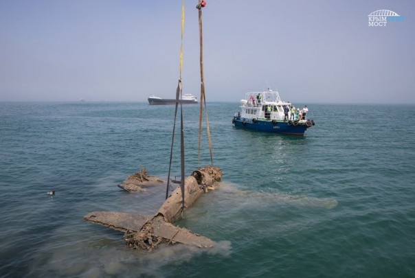 Строители Крымского моста помогли поднять со дна самолёт времён Великой Отечественной Войны Строители Крымского моста помогли поднять со дна самолёт времён Великой Отечественной Войны