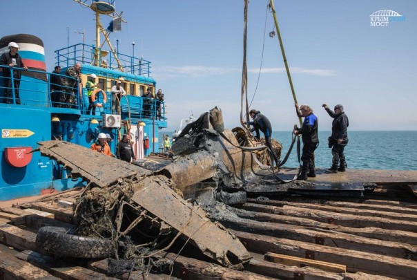 Строители Крымского моста помогли поднять со дна самолёт времён Великой Отечественной Войны Строители Крымского моста помогли поднять со дна самолёт времён Великой Отечественной Войны