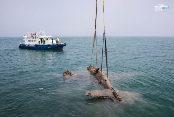 Строители Крымского моста помогли поднять со дна самолёт времён Великой Отечественной Войны Строители Крымского моста помогли поднять со дна самолёт времён Великой Отечественной Войны