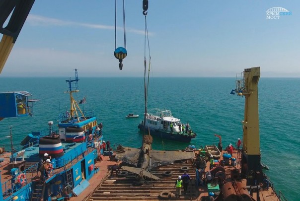 Строители Крымского моста помогли поднять со дна самолёт времён Великой Отечественной Войны Строители Крымского моста помогли поднять со дна самолёт времён Великой Отечественной Войны
